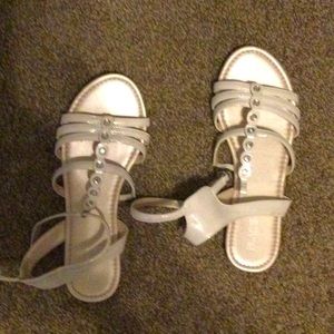 Children’s Place sandals. Sz.6. Cream GU.